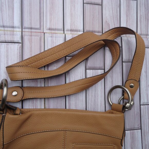 B. Makowsky designer pebble leather crossbody bag/ purse. - Picture 14 of 16